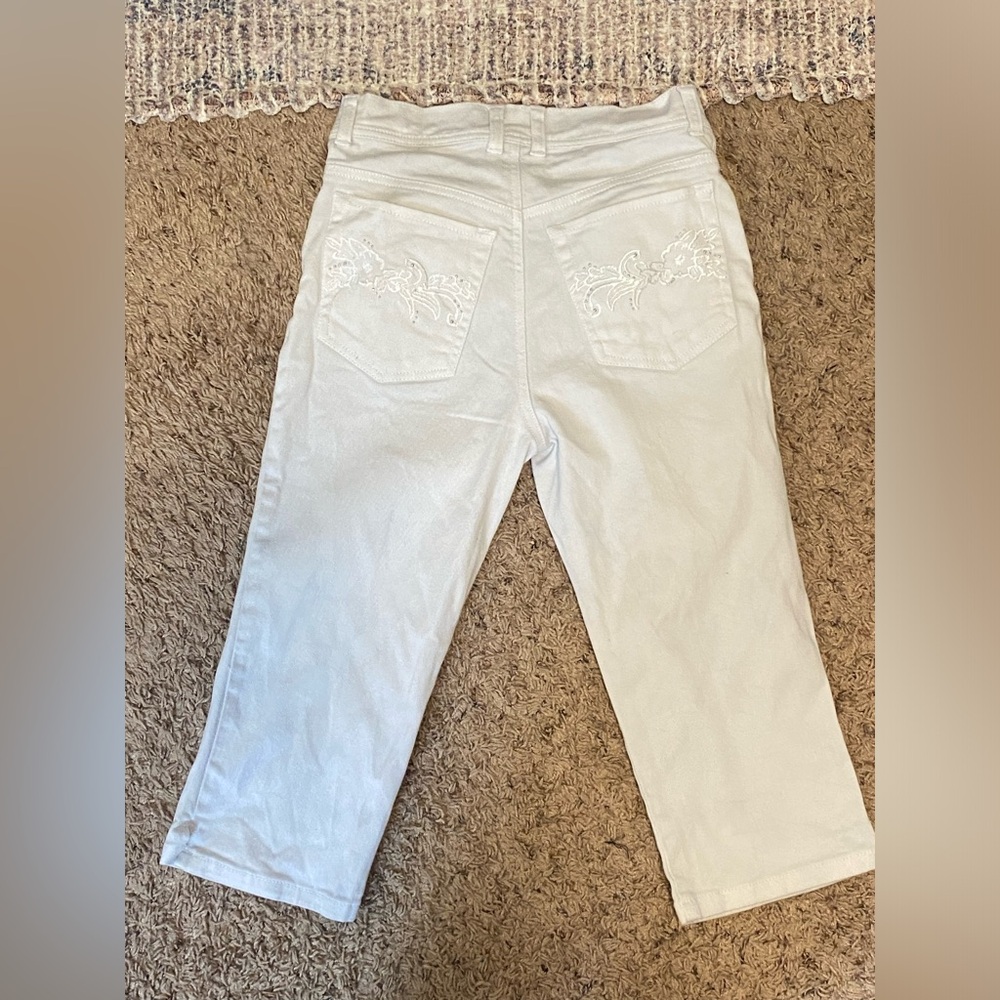 Gloria Vanderbilt white capri pants